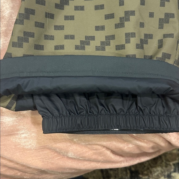 Mountain Hardwear Women’s Insulated Snow Pants - Picture 9 of 9